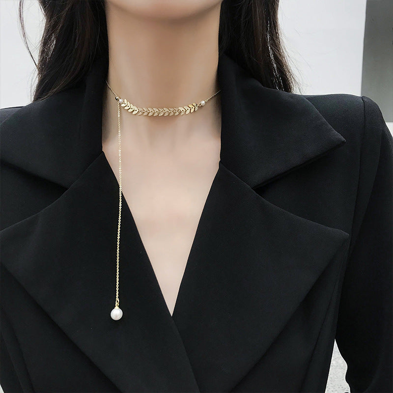 Elegant Pearl Choker with Leaf Pendant