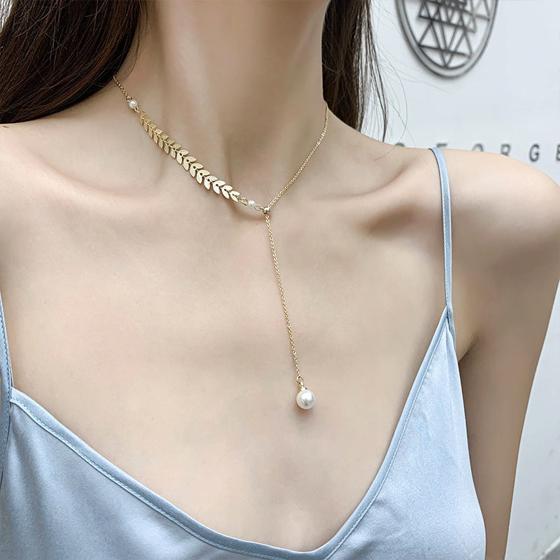 Elegant Pearl Choker with Leaf Pendant