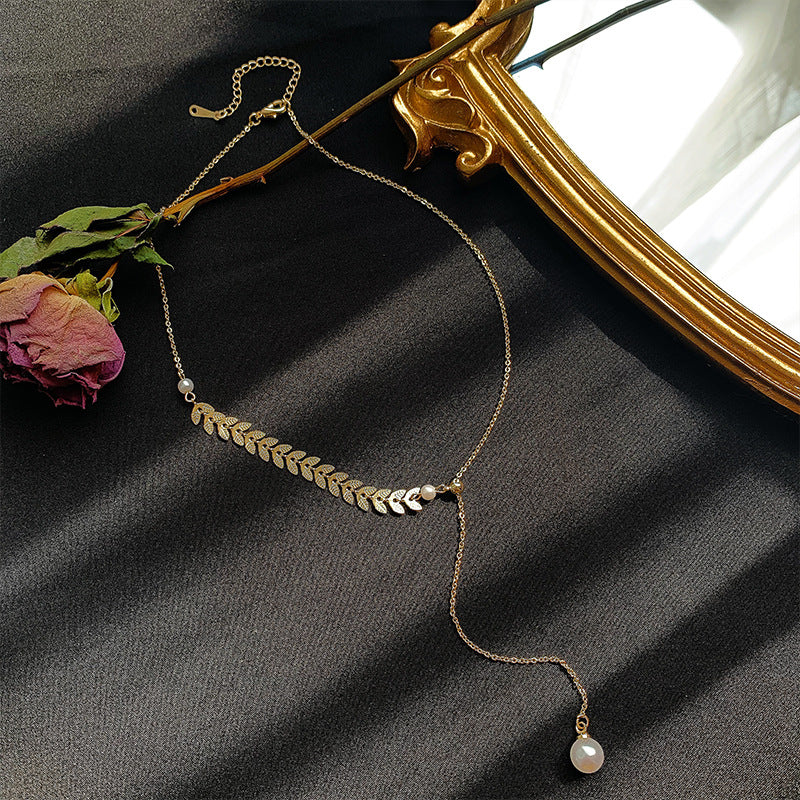 Elegant Pearl Choker with Leaf Pendant